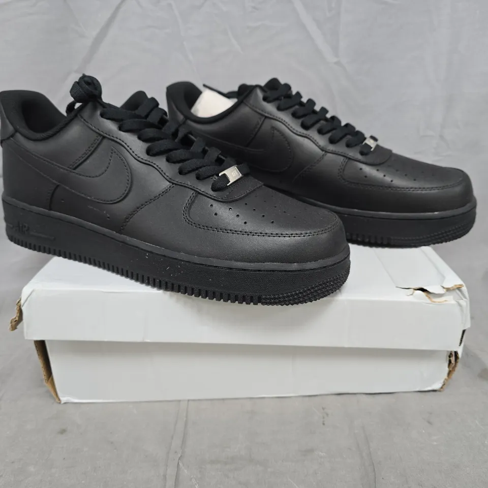 BOXED PAIR OF NIKE AIR FORCE 1 '07 SHOES IN BLACK SIZE UK 12