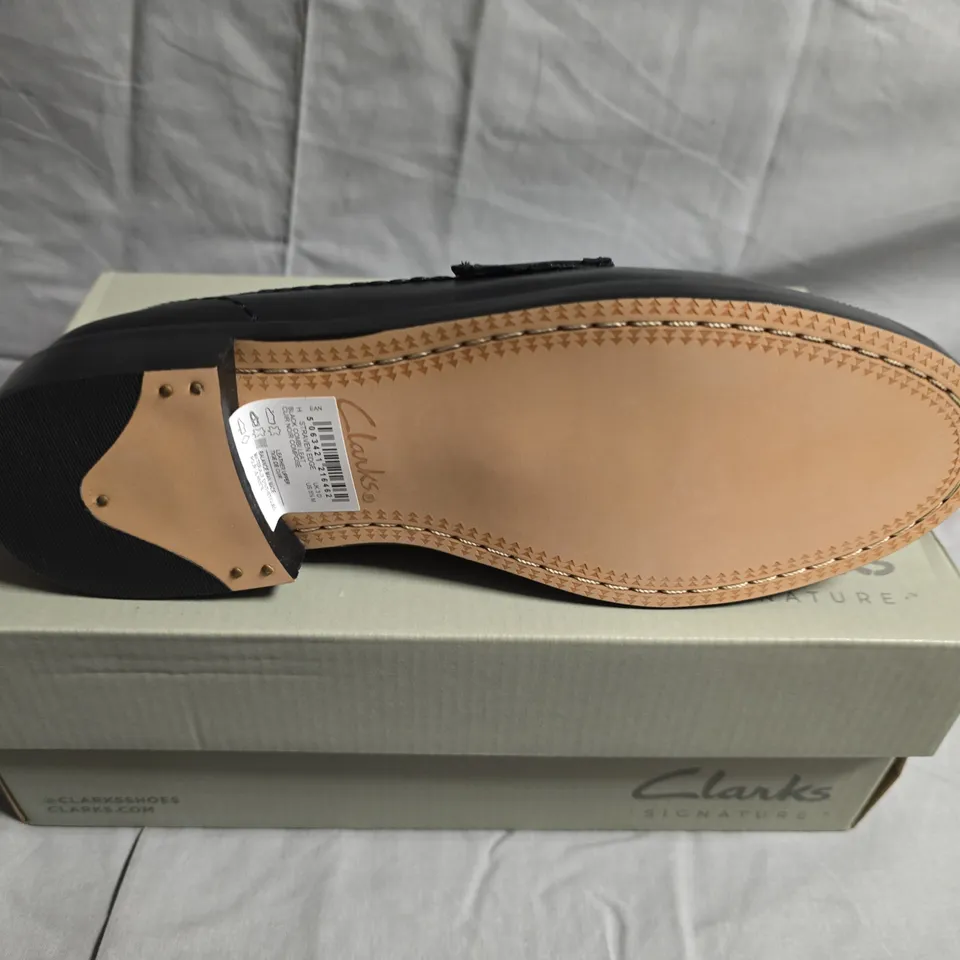 BOXED PAIR OF CLARKS STRAVEN EDGE SHOES - UK SIZE 3