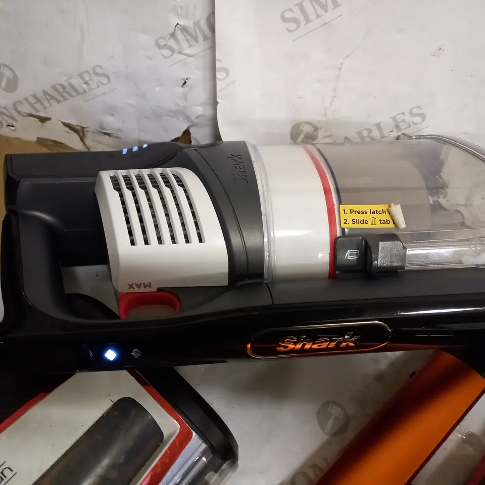SHARK IZ201UK CORDLESS UPRIGHT VACUUM CLEANER