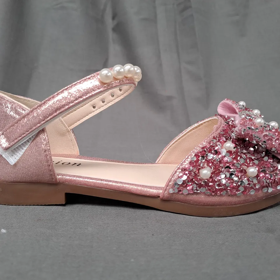 BOXED PAIR OF DESIGNER CLOSED TOE FLAT SHOES IN PINK W. SEQUIN, PEARL, AND BOW DETAIL EU SIZE 32