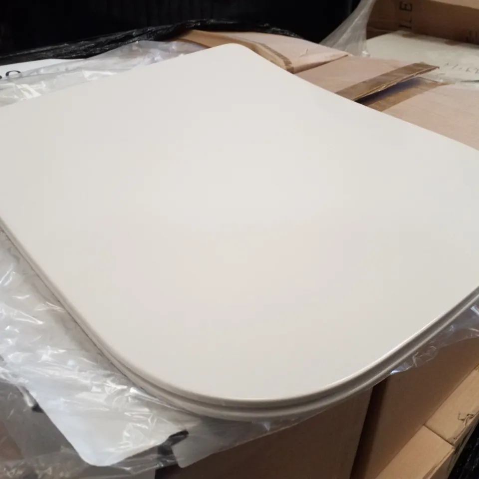 PALLET CONTAINING APPROXIMATELY 70 BRAND NEW CALYPSO WINGHAM TOILET SEATS 