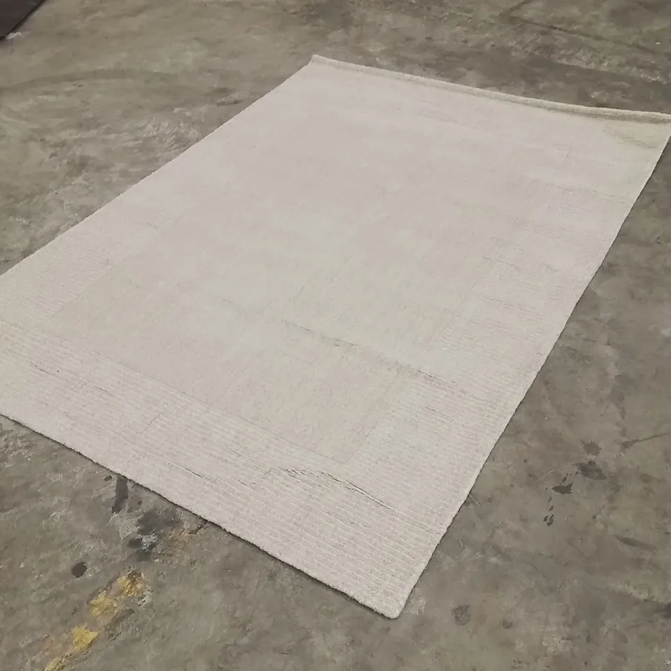 QUALITY DESIGNER AREA RUG - APPROXIMATELY 190X140CM