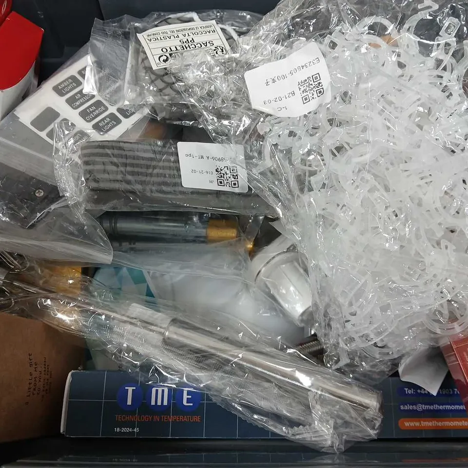 BOX OF APPROXIMATELY 14 ASSORTED ITEMS TO INCLUDE - MESH NEBUKUZER , SMOL , FRAME ETC