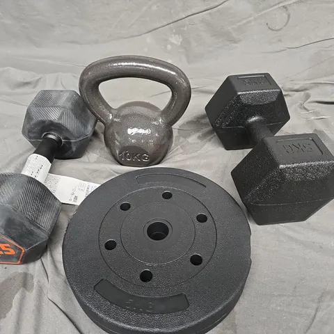 LOT OF 12 ASSORTED WEIGHT LIFTING ITEMS TO INCLUDE 10KG KETTLE BELL, 12.5KG DUMBELL AND PLATES