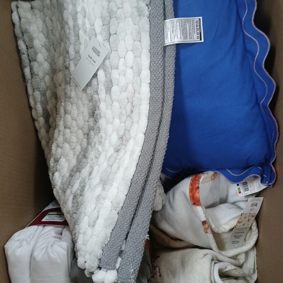 BOX OF APPROXIMATELY 10 ASSORTED BEDDING & SOFT FABRICS ITEMS TO INCLUDE - STITCH TRAVEL PILLOW - BATH TOWEL - WEDNESDAY KING DUVET SET - ETC
