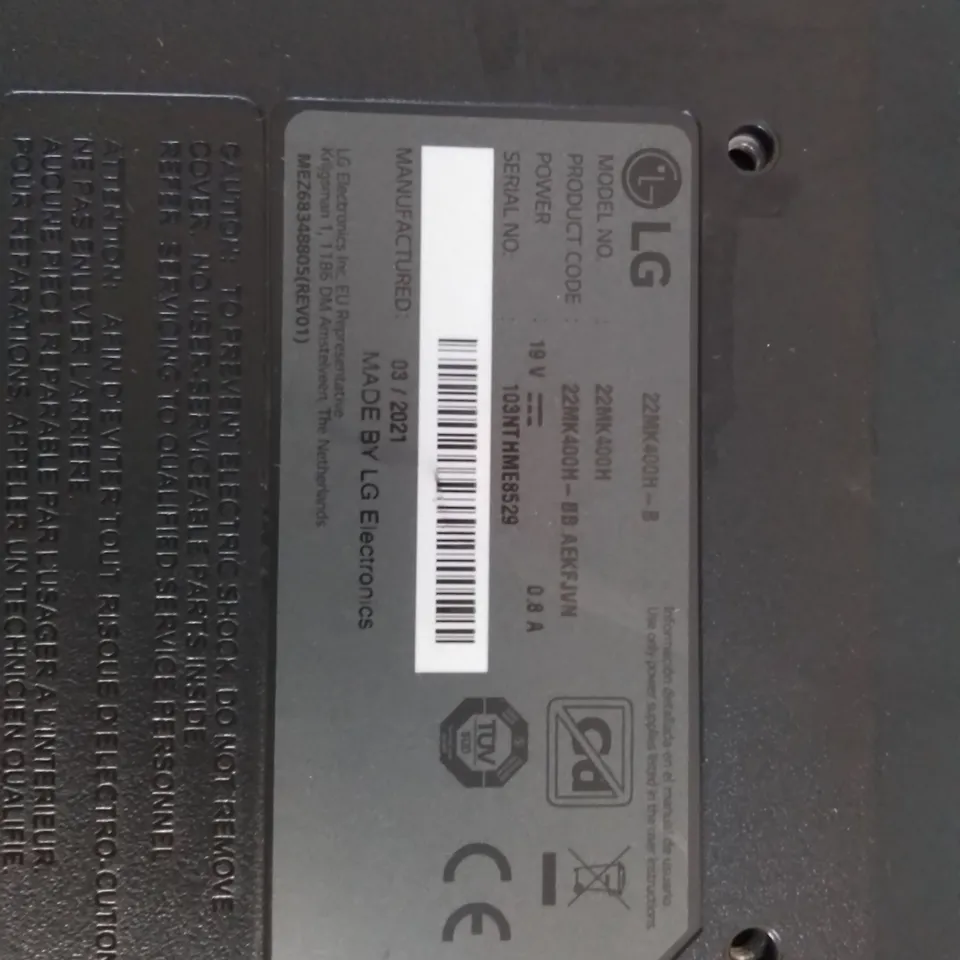 PALLET TO CONTAIN 4 X ASSORTED MINI BARS & OTHER ASSORTED ITEMS. INCLUDES COMPUTER MONITORS, TV SCREEN, HEATER ETC