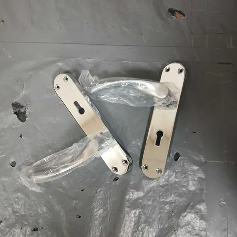 APPROXIMATELY 15 PAIRS OF CHROME EFFECT DOOR HANDLES 