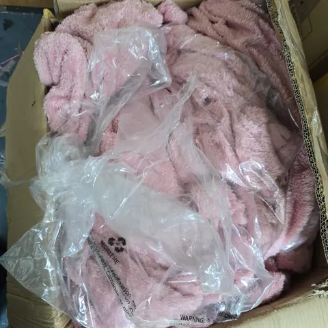 BOX OF APPROXIMATELY 5 X PINK THROWS