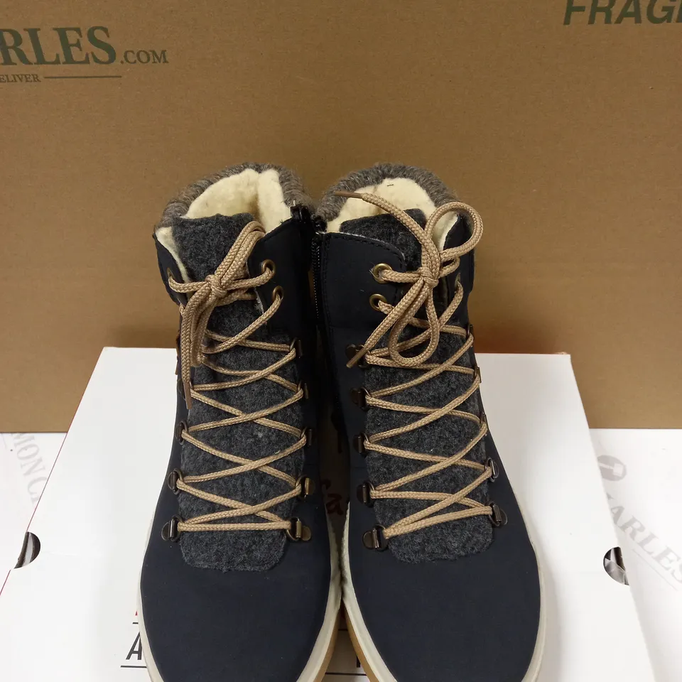 RIEKER LACE BOOT NAVY - SIZE 6.5