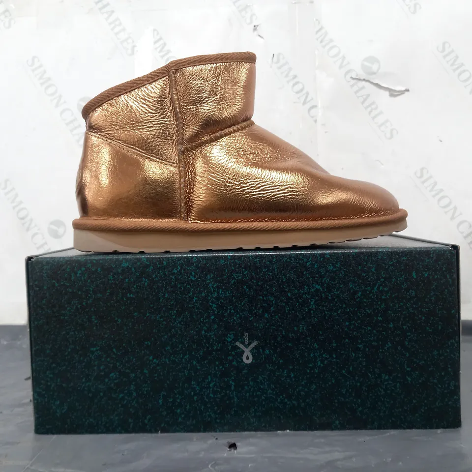 BOXED PAIR OF EMU AUSTRALIA SHOES IN METALLIC BRONZE SIZE 7