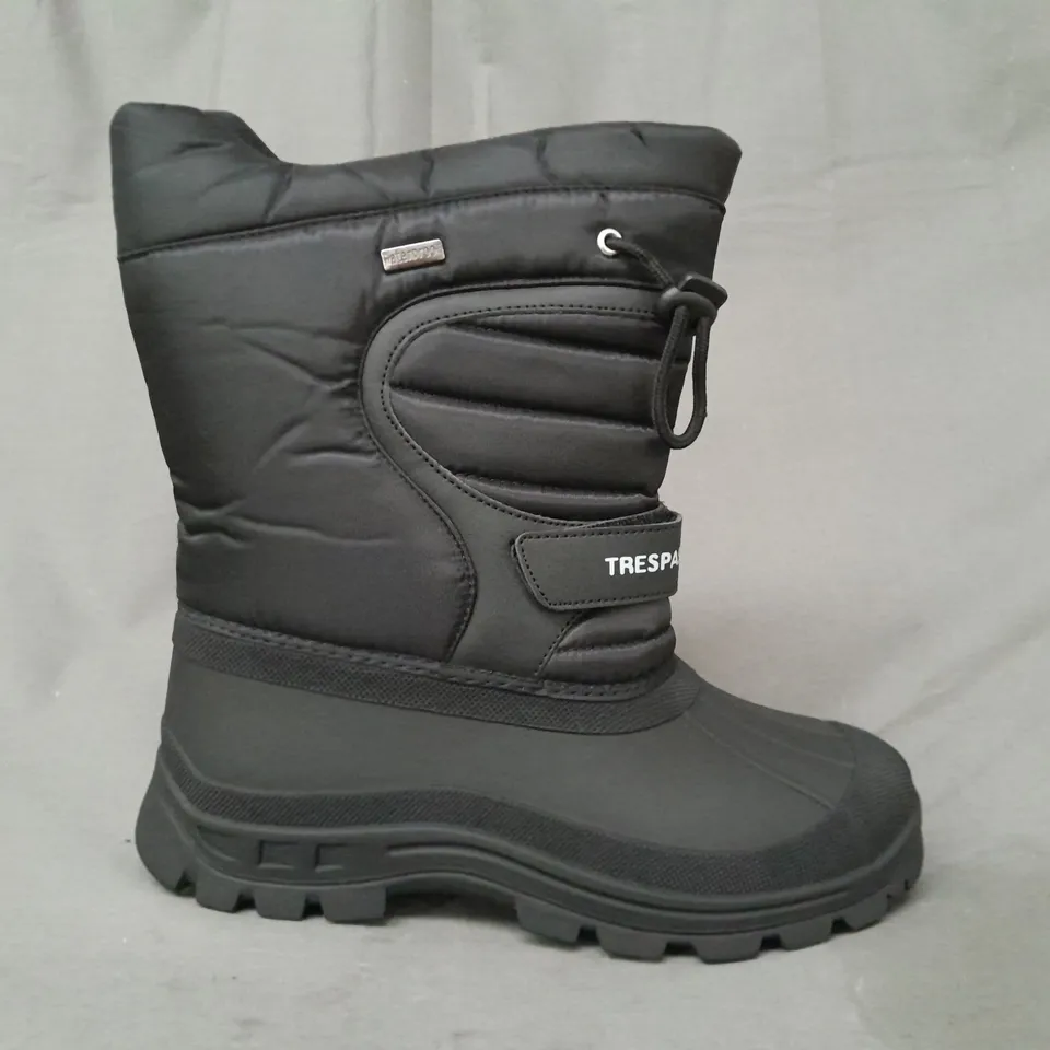 BOXED PAIR OF ADIDAS TRESPASS SNOW BOOTS IN BLACK UK SIZE 5