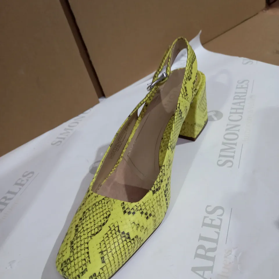 VIONIC SNAKE PRINT STYLE SHOES SIZE 5.5