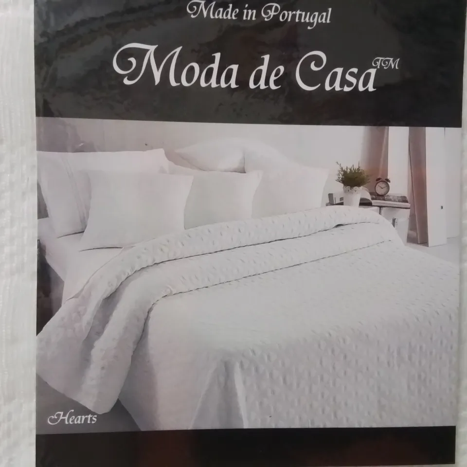 BRAND NEW MODA DE CASA KINGSIZE BED SPREAD -WHITE- 
