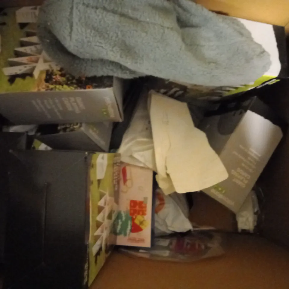 BOX OF APPROX 10 ITEMS INCLUDING LARGE PLAYING CARDS, TEDDY BEAR PLUSH BLANKET AND PAIR OF SCATTER CUSHIONS