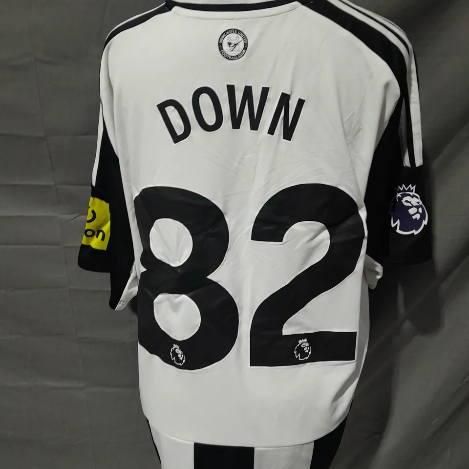 NEWCASTLE UNITED HOME JERSEY - UK XL