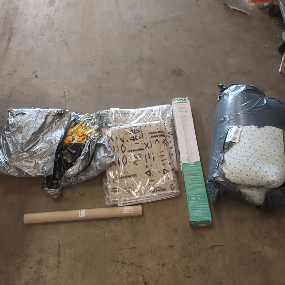 PALLET OF ASSORTED ITEMS INCLUDING: RETRACTABLE SAFETY GATE, RUGS, ARTIFICIAL PLANTS, VINYL WALL DECALS ECT