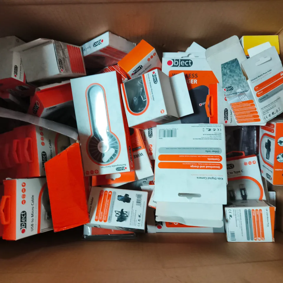 APPROXIMATELY 25 ASSORTED ELECTRICAL ITEMS TO INCLUDE WIRELESS CHARGER PAD, IN-CAR PHONE HOLDER KIT, MIST HUMIDIFIER, ETC