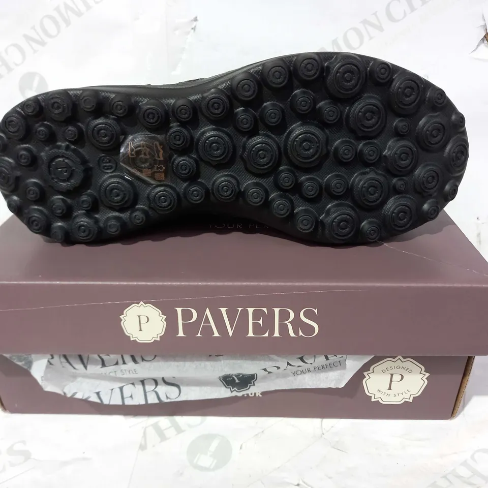 BOXED PAIR OF PAVERS MEMORY FOAM SLIP-ON SHOES IN MULTICOLOUR EU SIZE 38
