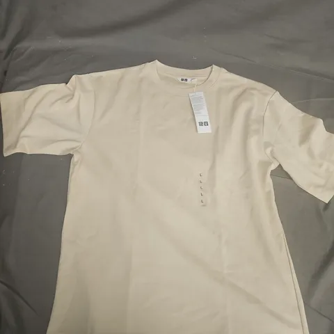 UNIQLO TEE IN PALE YELLOW - LARGE