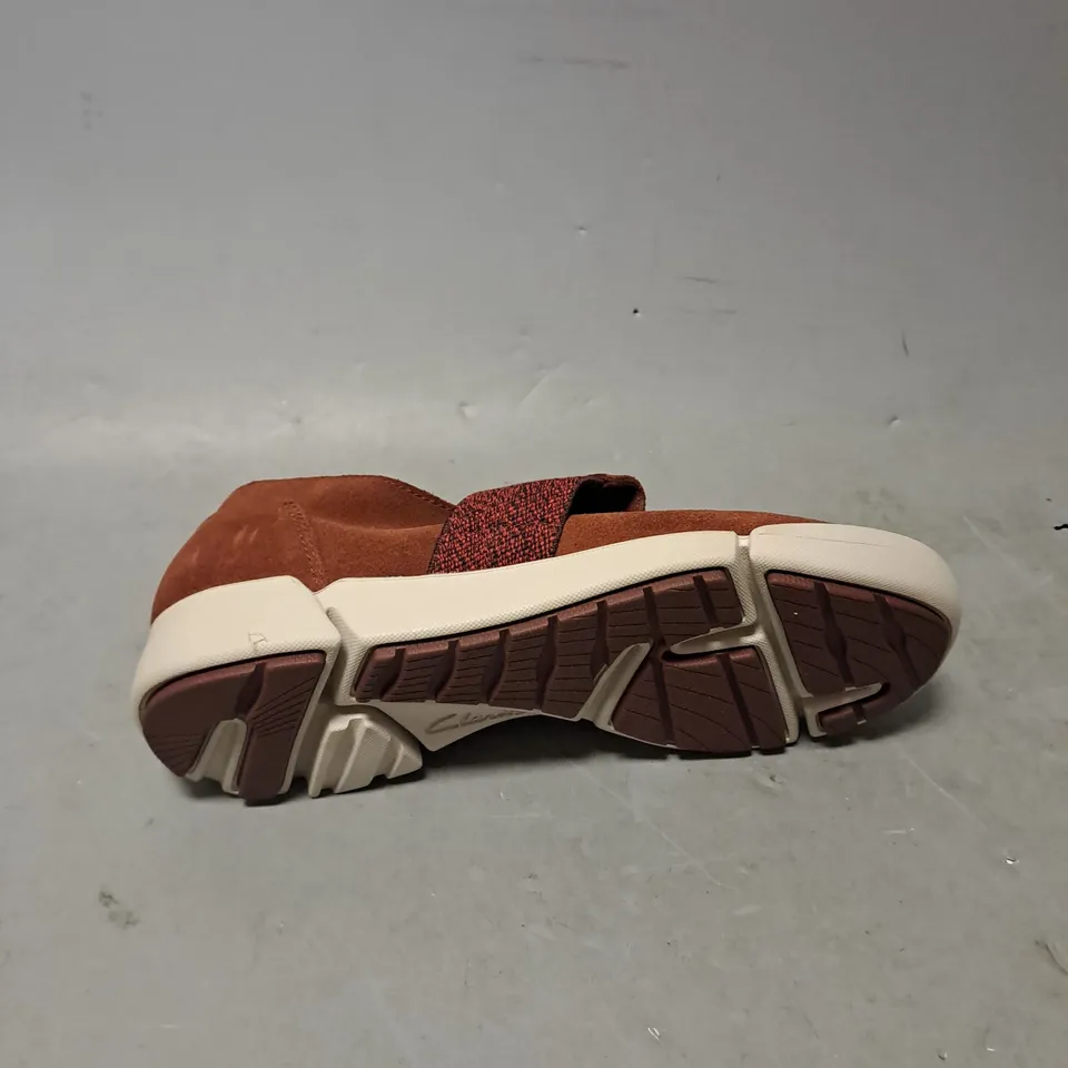 PAIR OF CLARKS TRIGENIC SHOES IN BROWN MIX SIZE 4