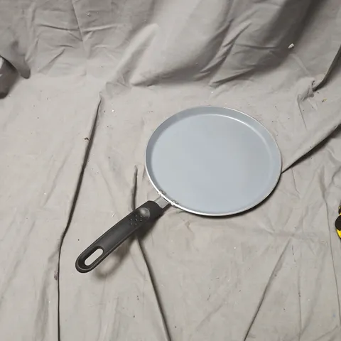 MASTERCLASS CIRCULAR METAL FRYING PAN WITH PERFORATED SURFACE .