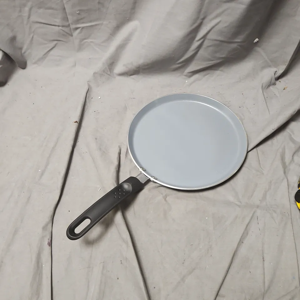 MASTERCLASS CIRCULAR METAL FRYING PAN WITH PERFORATED SURFACE .