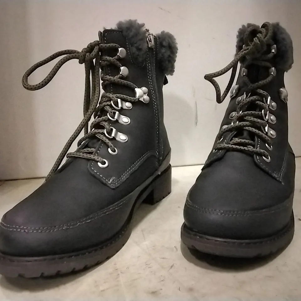 BOXED UNISEX EMU AUSTRALIA OKAB BOOTS , 4 PAIRS ESPRESSO SIZE 9