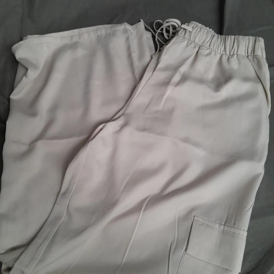 ABERCROMBIE & FITCH THE LOUNGE COLLECTION PANTS IN WHITE - MEDIUM