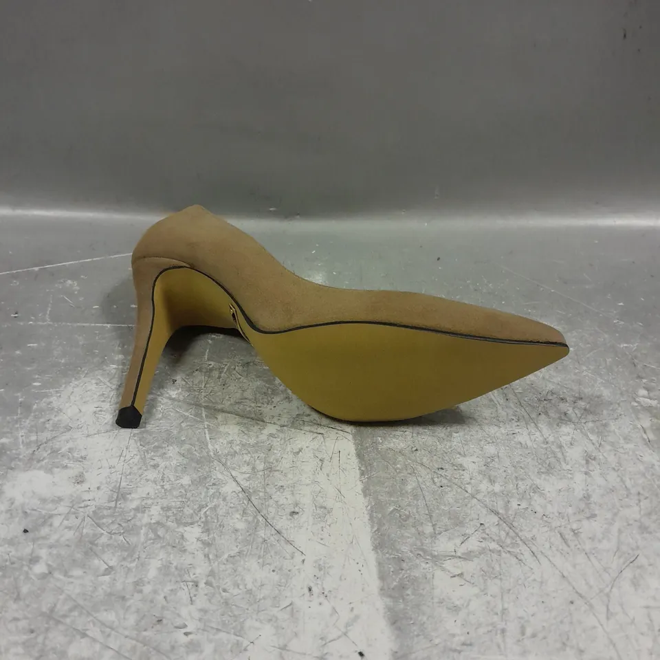 PAIR OF MIZCHI ROSE AVENUE CLASSIC HEELS IN TAUPE SIZE 215MM/UK 2