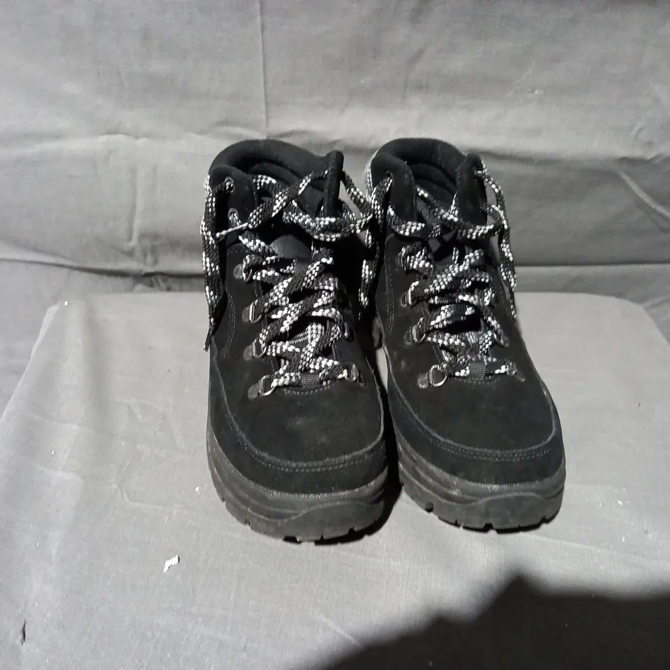 PAIR OF SKECHERS BOBS BROADIES HIKER BOOTS IN BLACK SIZE 6