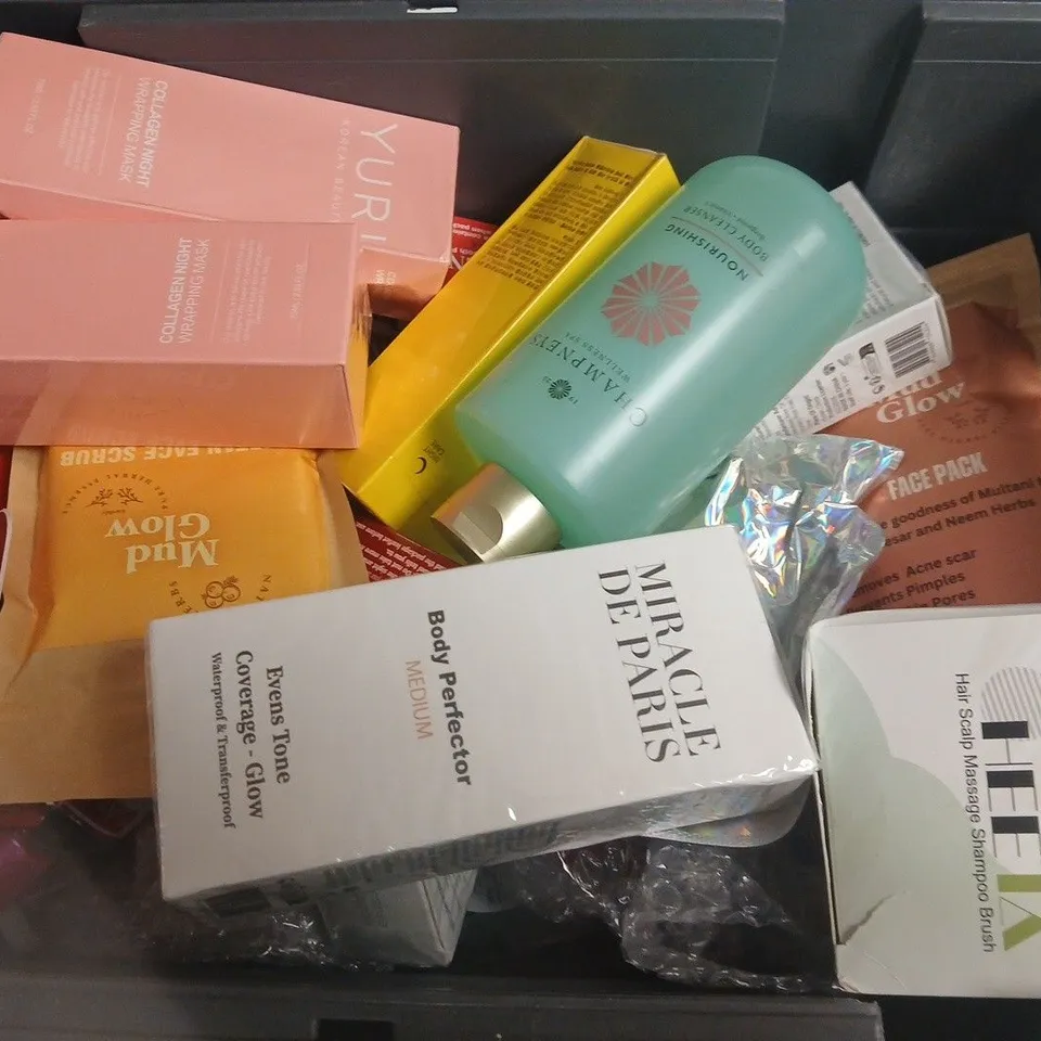 APPROXIMATELY 15 ASSORTED HEALTH & BEAUTY PRODUCTS TO INCLUDE YURI COLLAGEN NIGHT WRAPPING MASK, CHAMPNEYS BODY CLEANSER, HAIR SCALP MASSAGE SHAMPOO BRUSH, ETC - COLLECTION ONLY