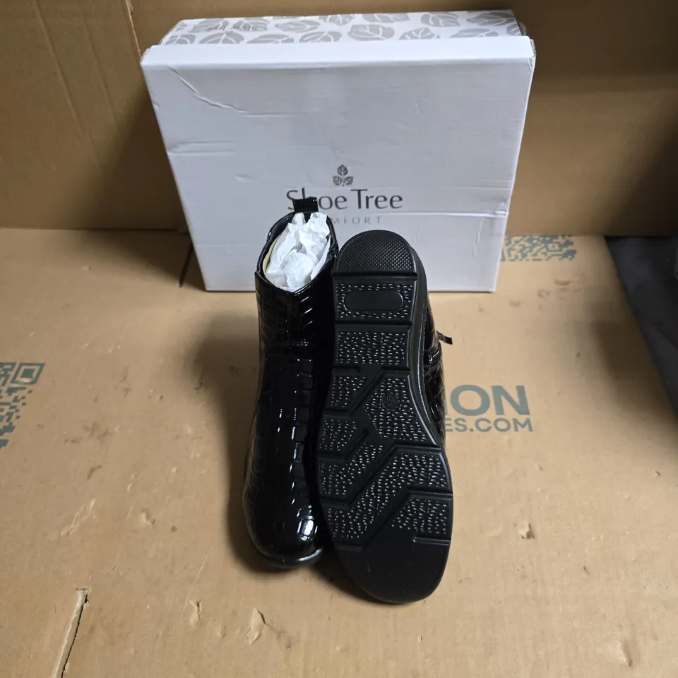 BLACK CROCODILE-EFFECT CHELSEA BOOTS - WOMEN'S ANKLE BOOTS, SHOE TREE COMFORT - UK SIZE 5