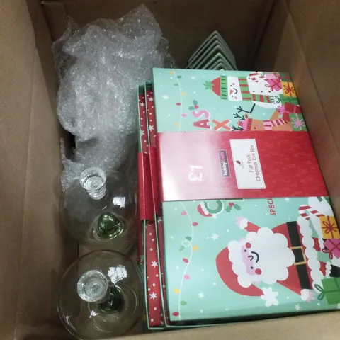 PALLET CONTAINING ASSORTED CHRISTMAS PRODUCTS & DECORATIONS INCLUDING RATTAN WREATH, DECORATIVE DOOR BOW, FLAT PACK CHRISTMAS EVE BOXES & GREEN TREE IN CLEAR BOTTLES