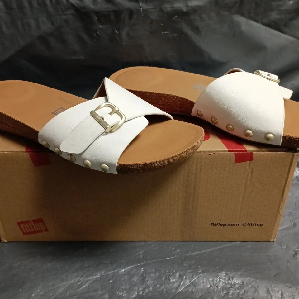 BOXED PAIR OF FITFLOP IQUSHION ADJUSTABLE BUCKLE LEATHER SLIDES IN WHITE SIZE UK 6