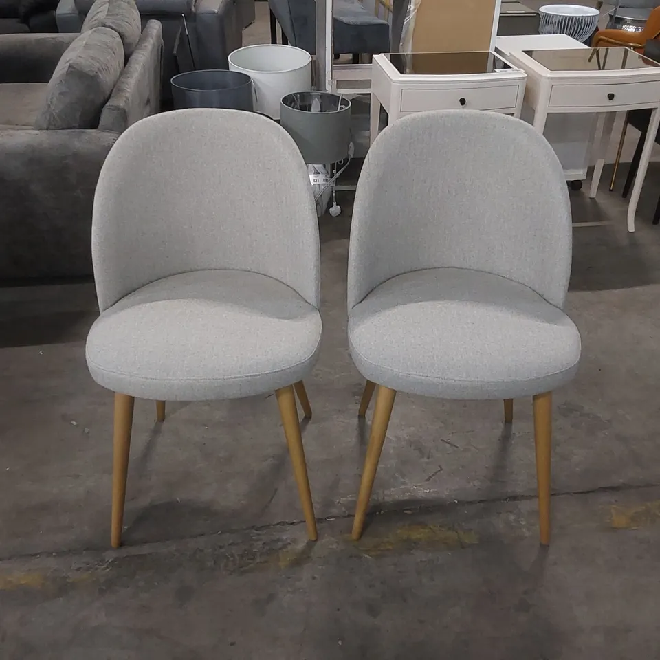 DESIGNER SET OF 2 MINIMALIST FABRIC UPHOLSTERED DINING CHAIRS WITH OAK LEGS