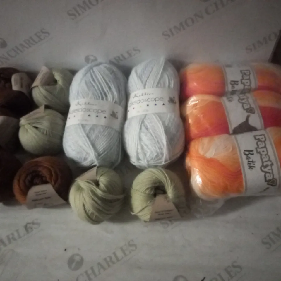 GROUP OF APPROX 13 WOOL BUNDLES IN VARIOUS LENGTHS AND COLOURS