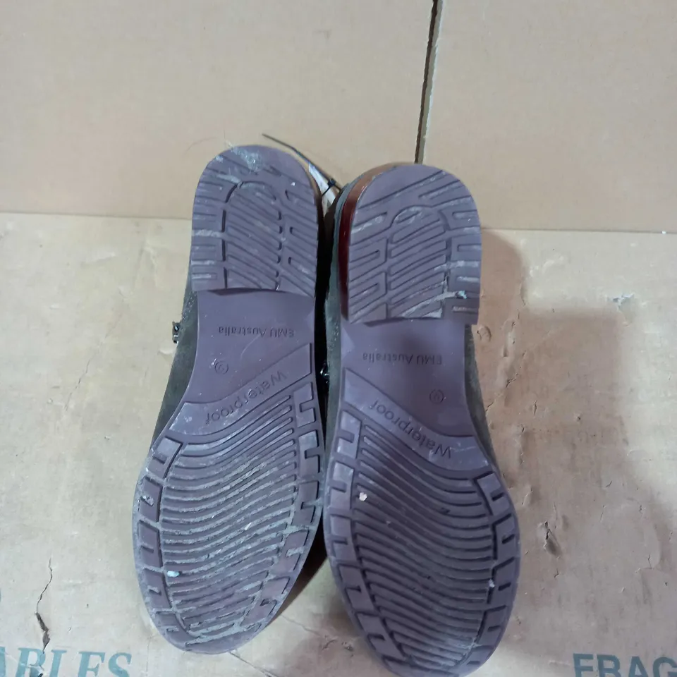 EMU AUSTRALIA WATERPROOF ANKLE BOOTS - SIZE 6