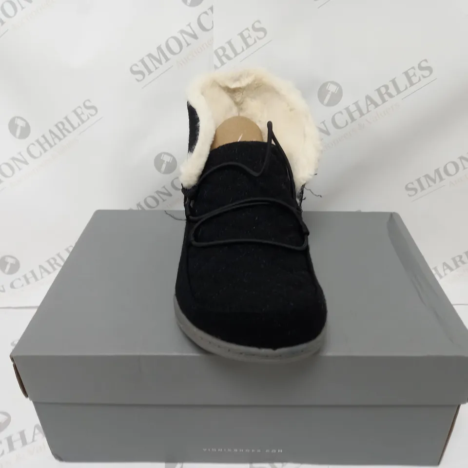 BOXED PAIR OF VIONIC BELIEVE SLIPPERS IN BLACK SIZE 5