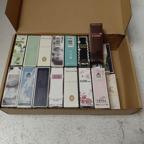 LOT OF APPROXIMATELY 30 3ML FRAGRANCES
