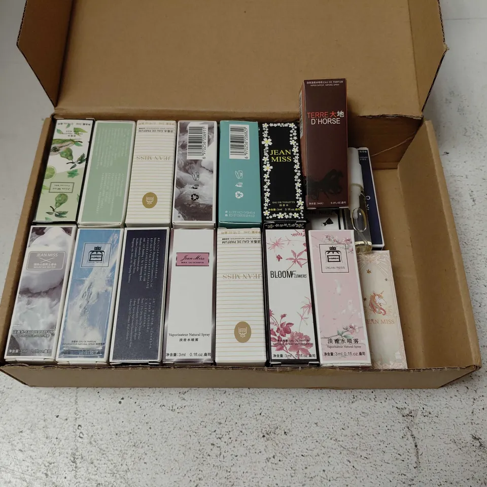 LOT OF APPROXIMATELY 30 3ML FRAGRANCES