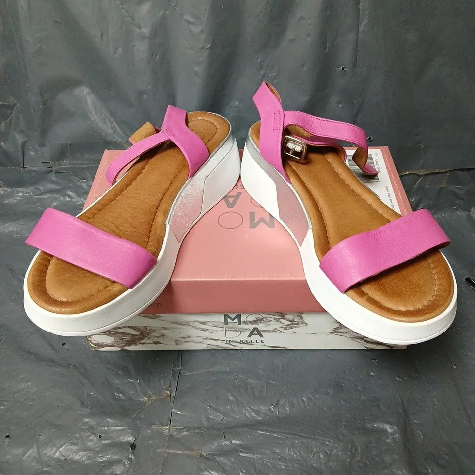 BOXED PAIR OF MODA IN PELLE ORINA LEATHER BUCKLE ANKLE STRAP SANDAL IN FUSCHIA SIZE 6