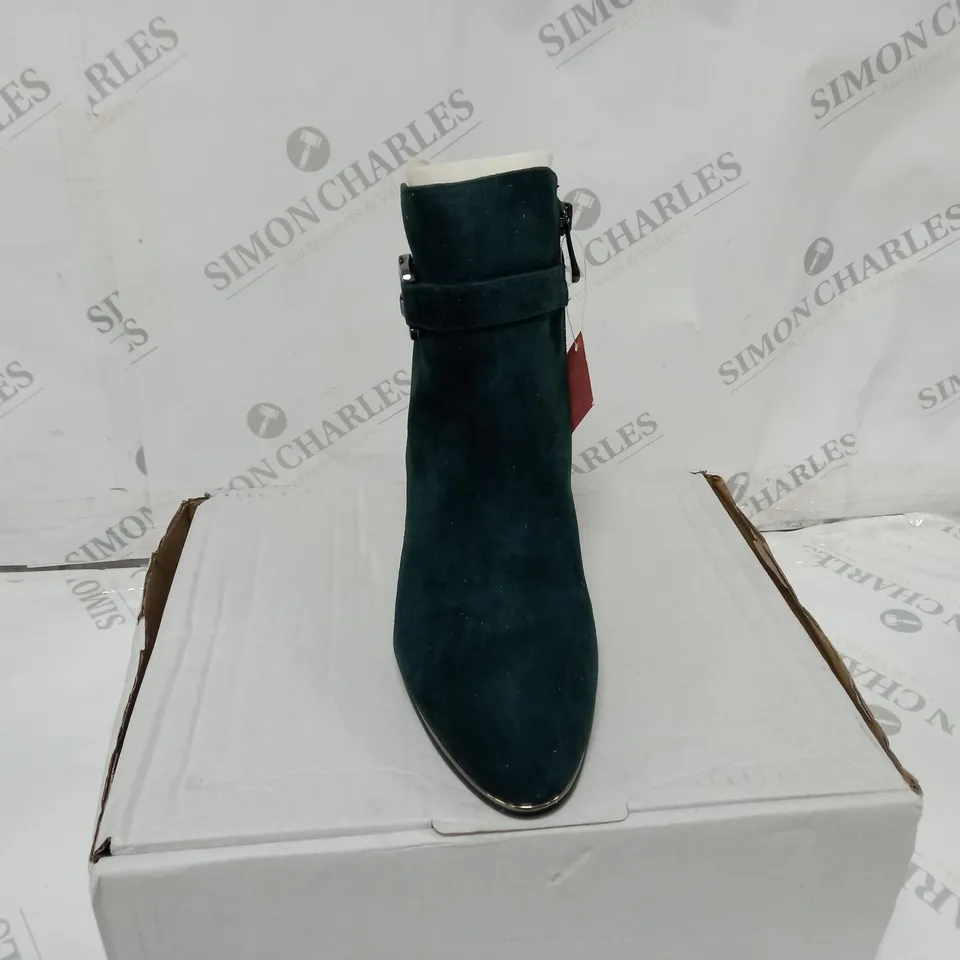 PAIR OF MODA IN PELLE LORI GREEN SUEDE BOOTS SIZED 7 