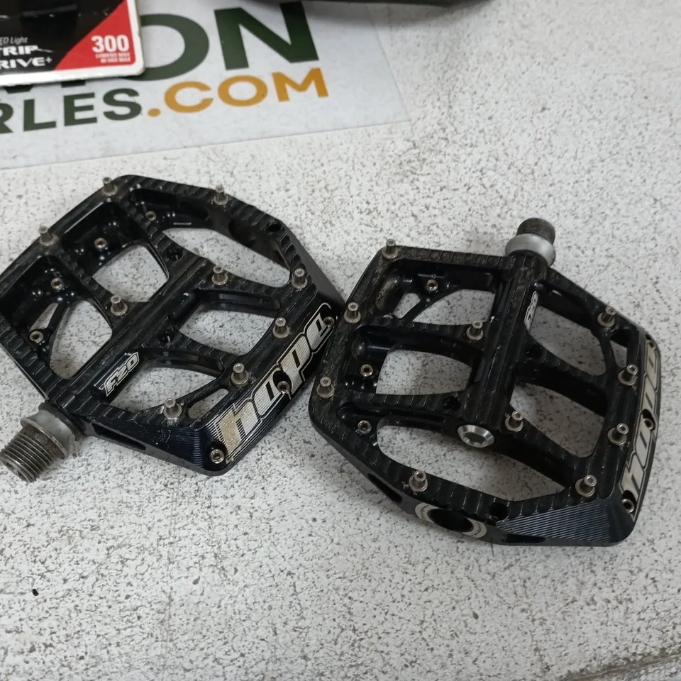 LOT OF ASSORTED AUTO AND VEHICLE ITEMS TO INCLUDE EBI BLISTEN TIE ROD END, PUNCTURE REPAIR KIT AND INNER TUBE AND SOCKET SET