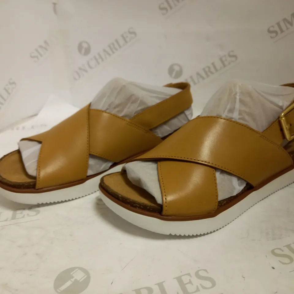 BRAND NEW CLARKS ELAYNE TAN LEATHER SANDALS SIZE 3