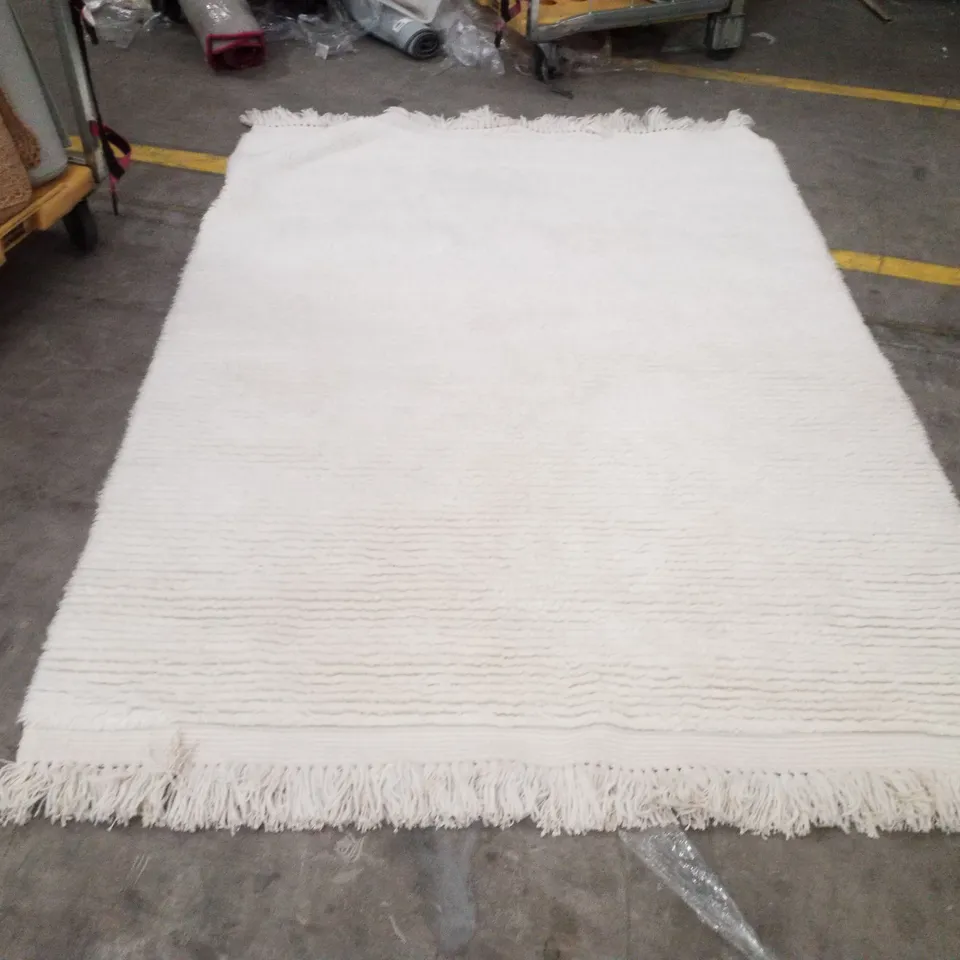 QUALITY DESIGNER AREA RUG    - APPROXIMATELY 240X155CM
