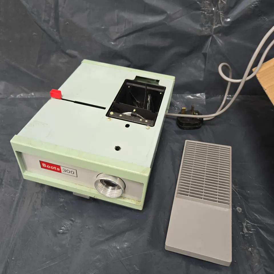 BOOTS 300 VINTAGE SLIDE PROJECTOR 