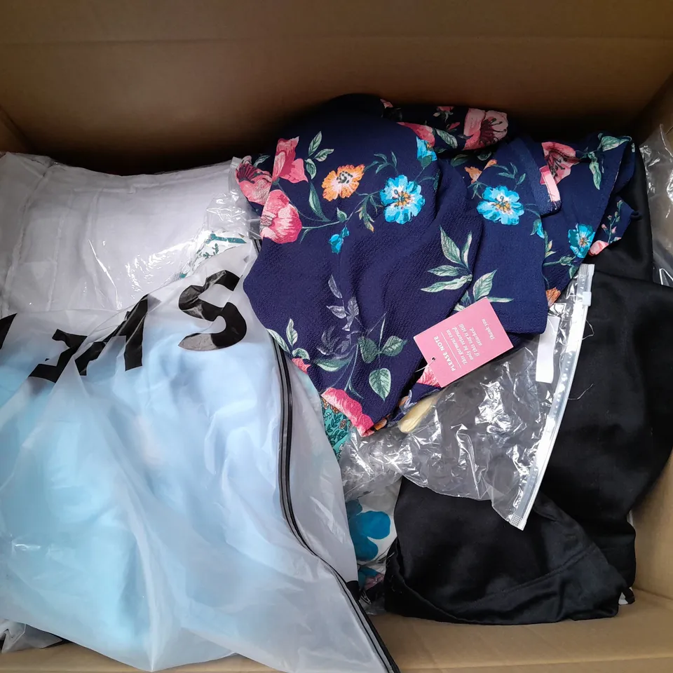 APPROXIMATELY 20 CLOTHING ITEMS TO INCLUDE JOGGERS AND HOODIE ASSORTED SIZES, STYLES AND COLOURS