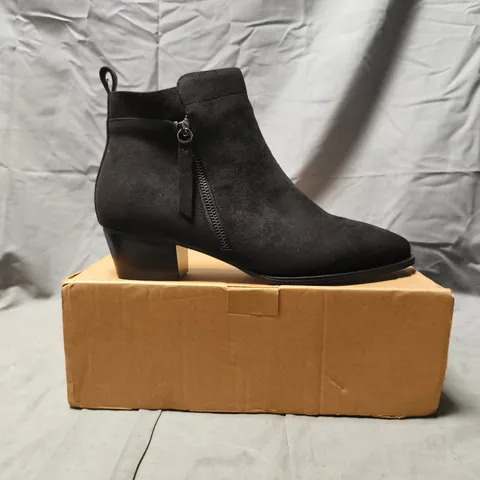 BOXED PAIR OF V BY VERY POINTED TOE LOW BLOCK HEEL ANKLE BOOTS IN BLACK SIZE 7