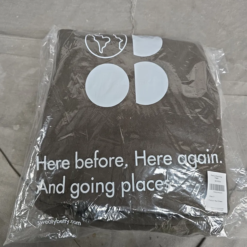 BAGGED SWEATY BETTY PREMIUM BARREL LEG JOGGERS IN NARI GREEN - SMALL