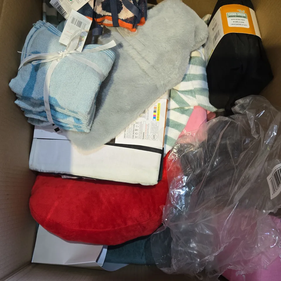 BOX OF APPROXIMATELY 14 ASSORTED BEDDING AND SOFT FURNISHING  ITEMS TO INCLUDE -  SEERSUCKER DUVET SET KING , DUVET SET SINGLE , DUVET SET DOUBLE ETC